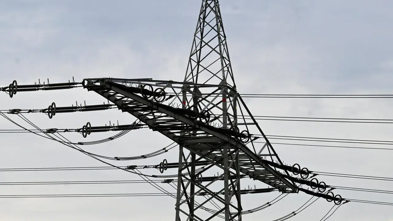 Strommast mit Leitungen, ein Symbol für den Energiemix der Niederlande.