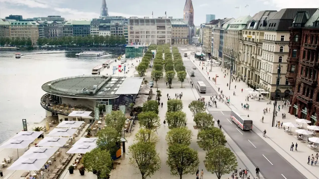 Grüne Alleen säumen eine belebte Straße mit Fußgängern und Bussen, die eine Vision der innenstadt der zukunft darstellen.