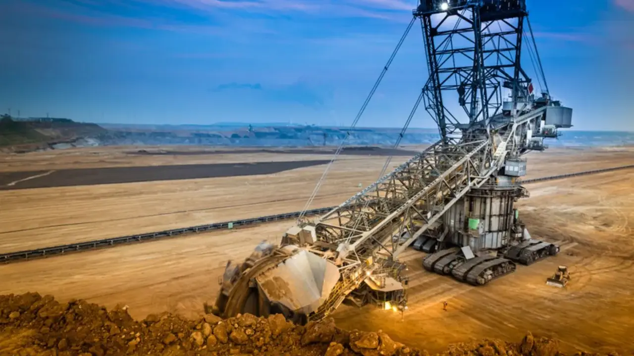 Gigantischer Braunkohletagebau mit einem riesigen Schaufelradbagger. Die CO2-Emissionen pro kWh aus Braunkohle sind hoch.