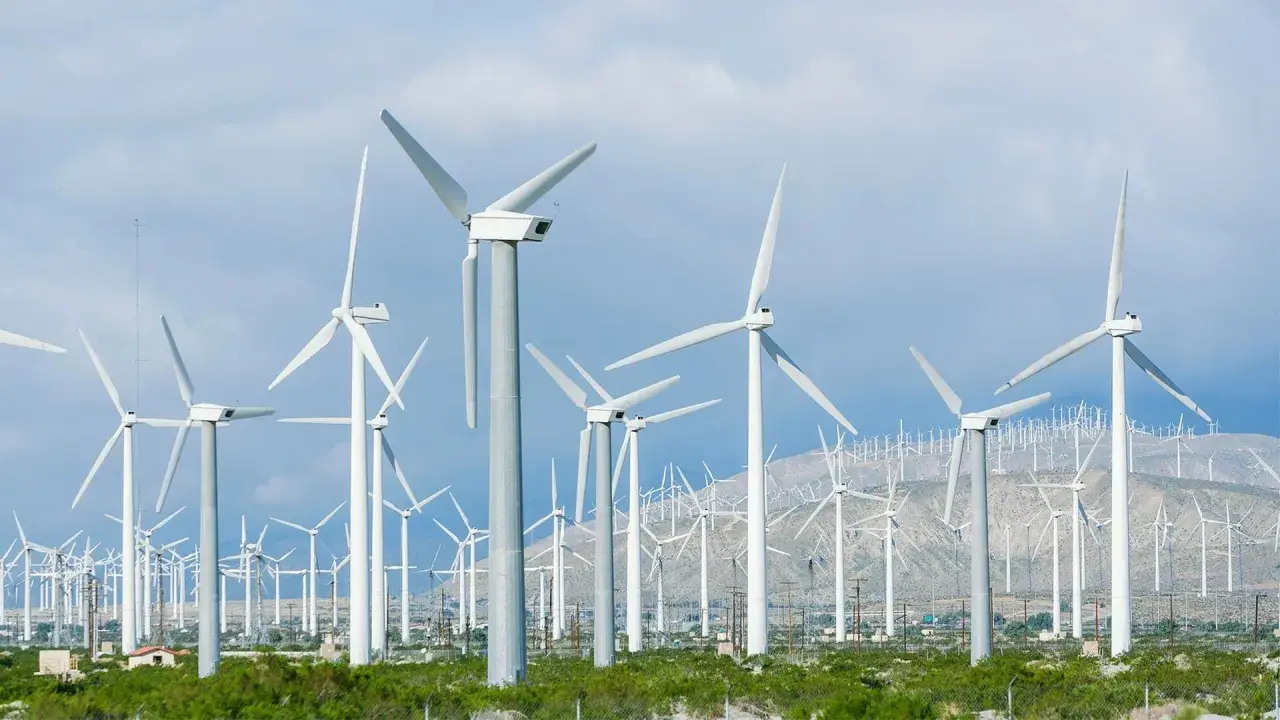 Windkraft-Anlage in den USA. Hunderte von Windrädern erstrecken sich über Hügel und Ebenen, ein Symbol für erneuerbare Energie.