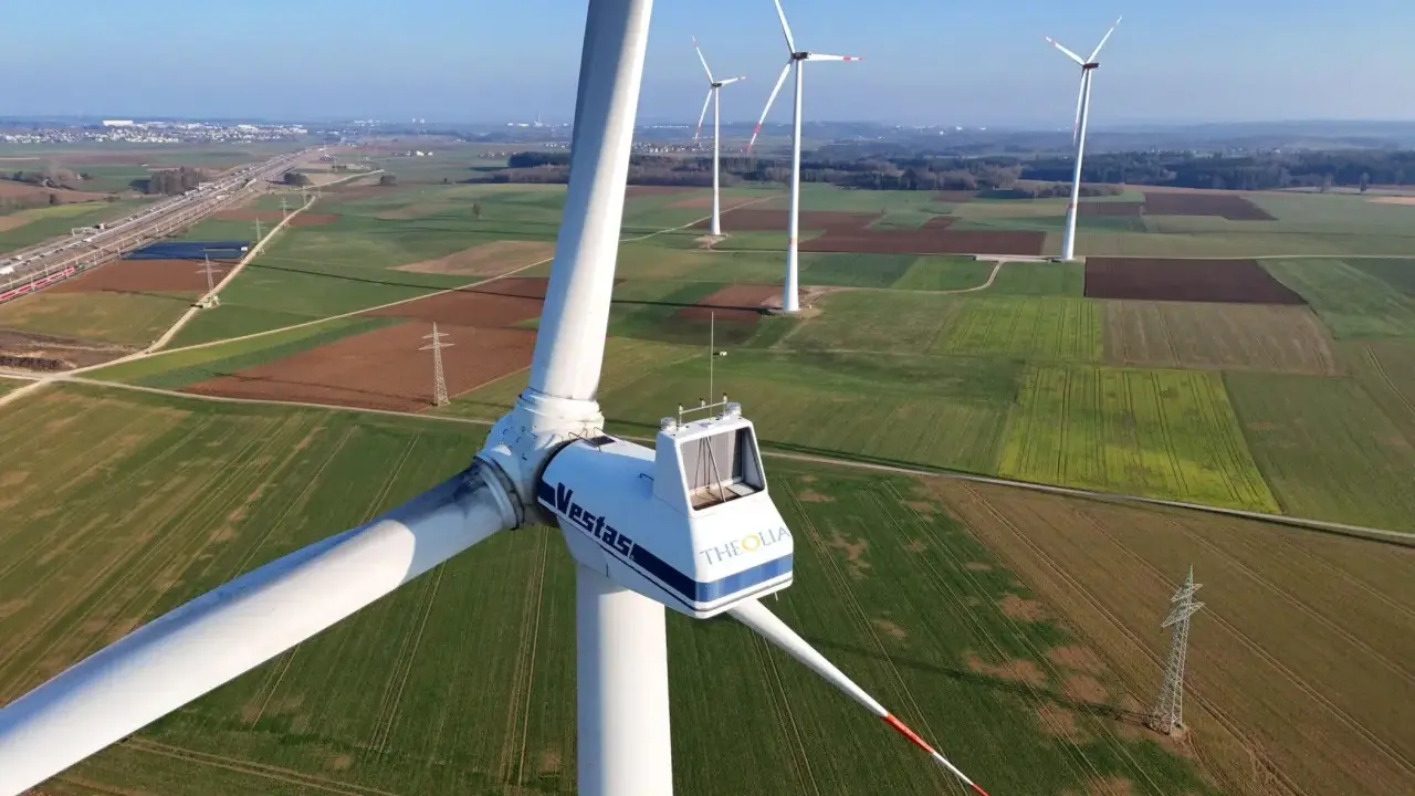 Windräder im Feld, ein Zeichen für saubere Energie. Diese onshore wind Anlagen erzeugen Strom aus Windkraft.