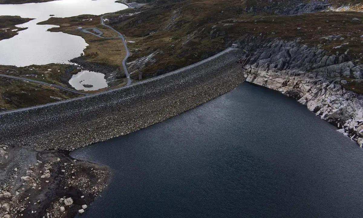 Staudamm in Norwegen, der Wasser speichert. Dies ist wichtig für den Strompreis in Norwegen, da Wasserkraft eine große Rolle spielt.