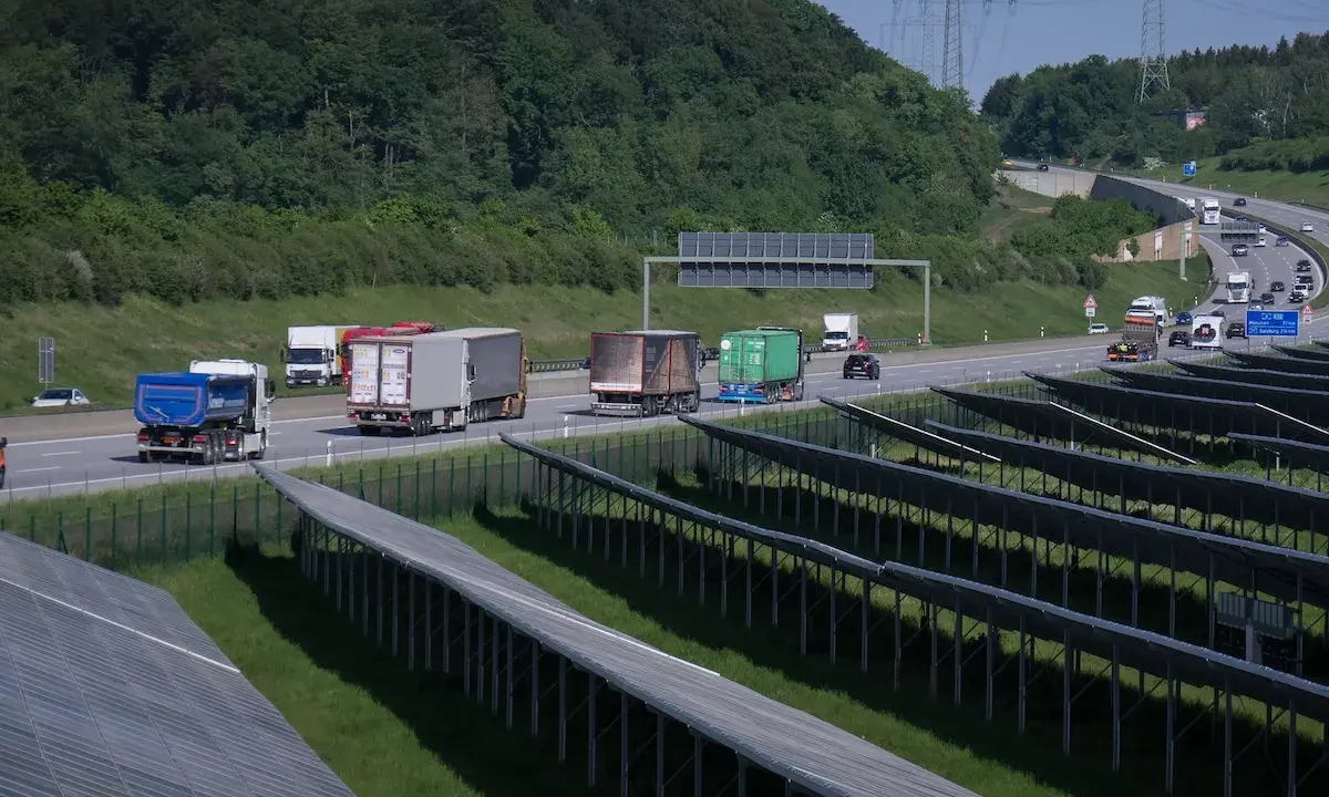 LKW auf Autobahn neben Solaranlage