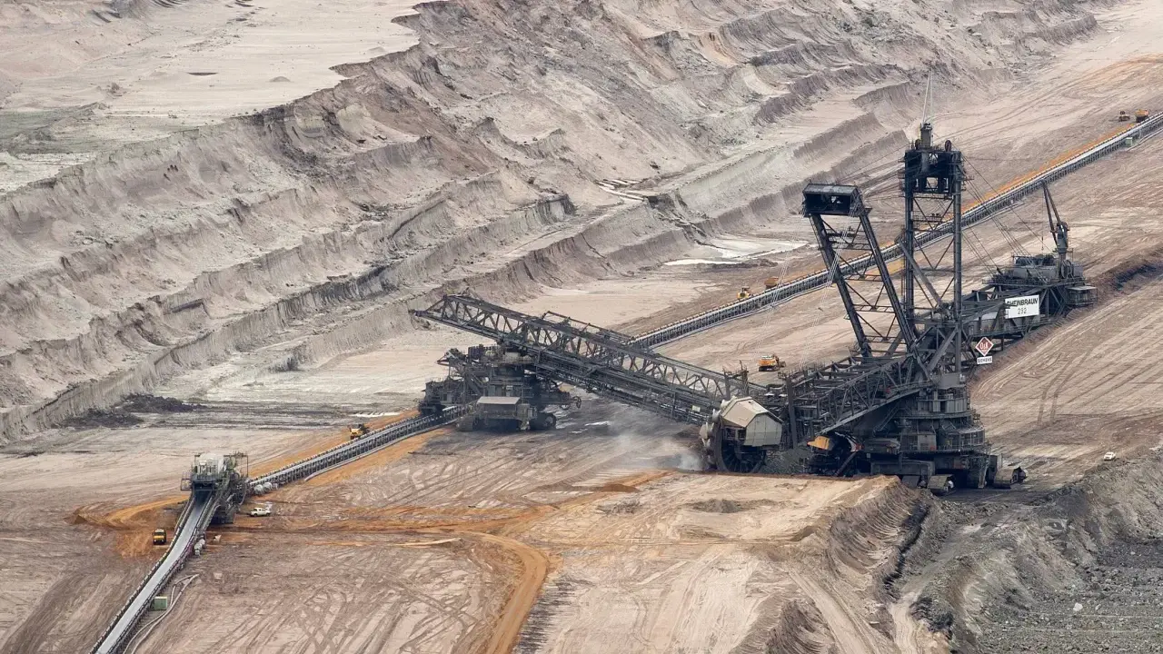Gigantische Bagger in einem Tagebau, ein Symbol für den kohleausstieg aktueller stand.