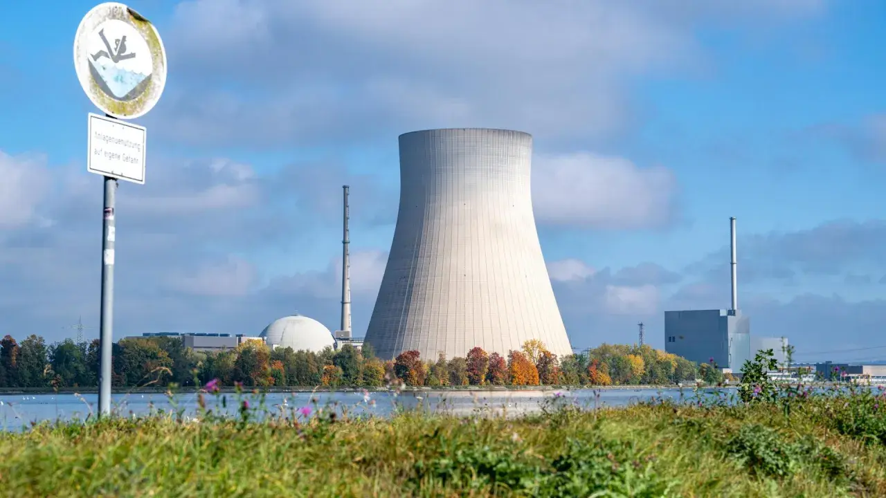 Kühlturm eines Kernkraftwerks am Seeufer, ein Symbol für die Debatte um die Atomkraft Zukunft.
