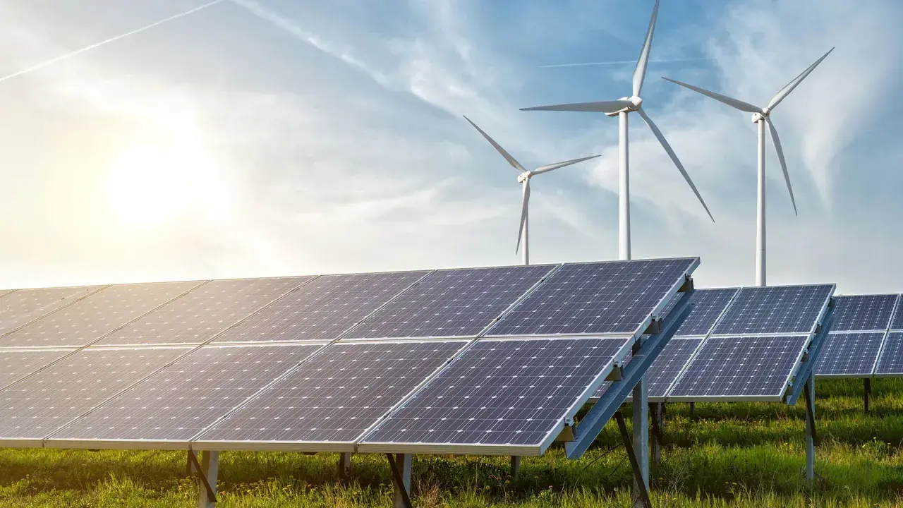 Solar panels und Windräder im Sonnenschein. Das ist, was bedeutet erneuerbare energie: saubere Kraft für unsere Zukunft.