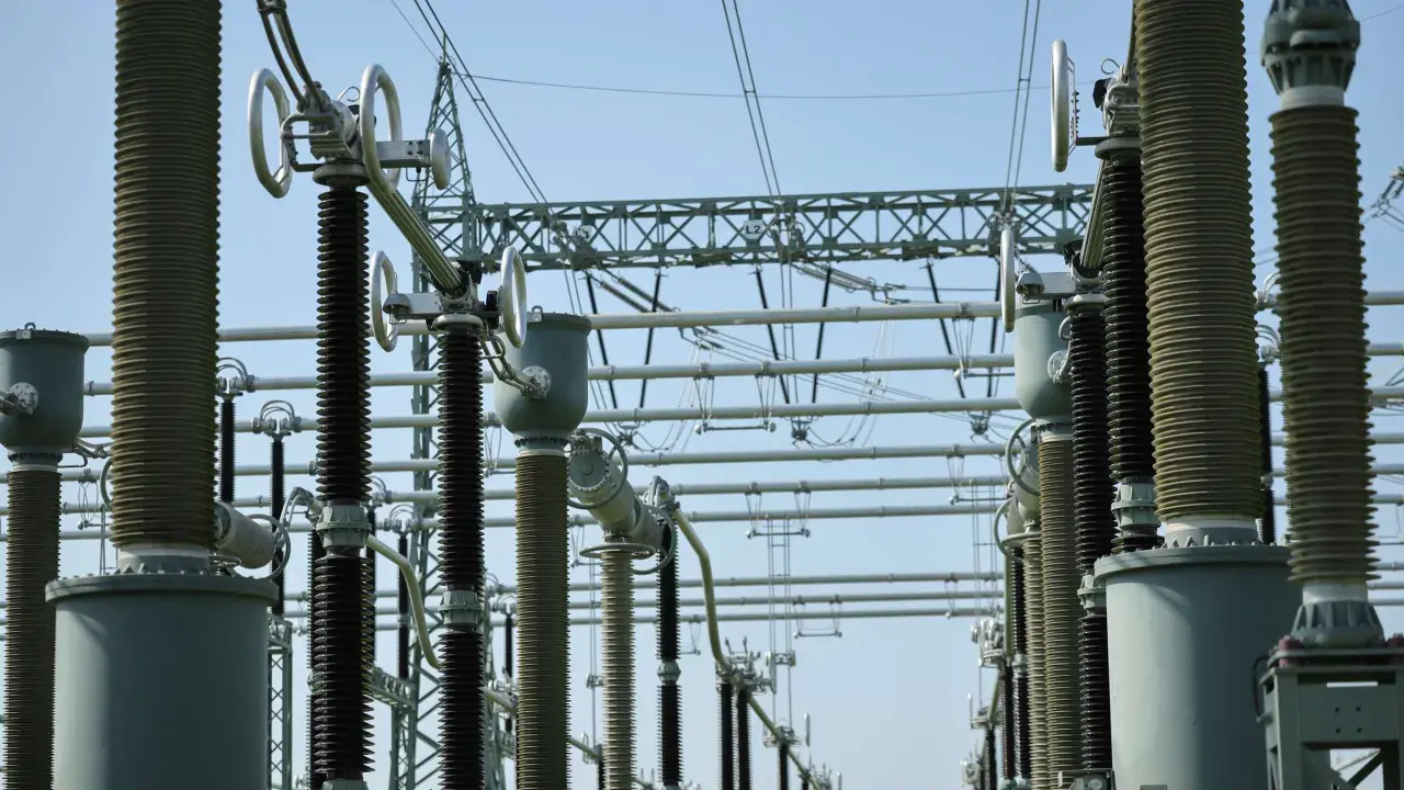 Stromwandler und Isolatoren in einem Umspannwerk, das die Energieversorgung für grundlast kraftwerke sichert.