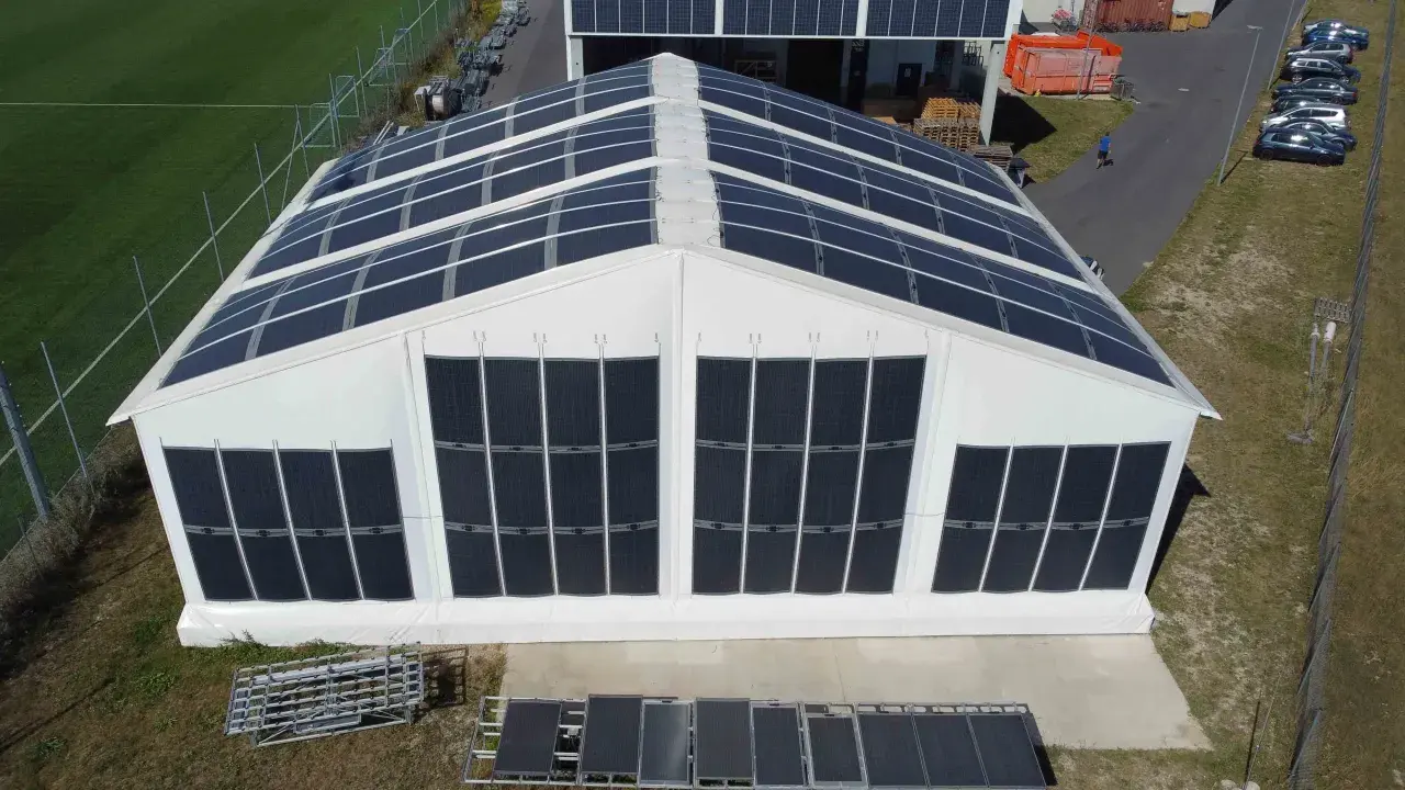 Ein Zeltdach mit Solarmodulen, das die Zukunft der solarenergie landwirtschaft zeigt.