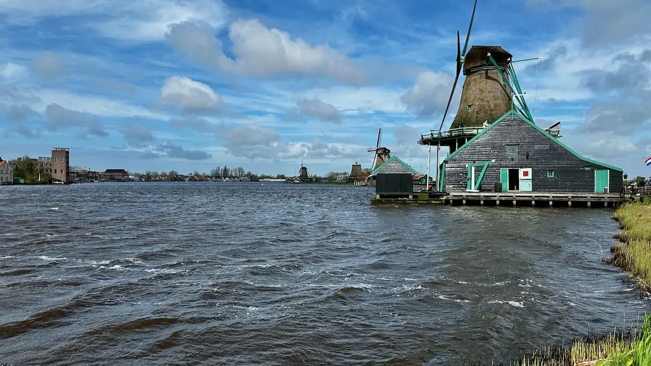 Windmühlen am Wasser in den Niederlanden, wo der Meeresspiegel eine ständige Herausforderung darstellt.