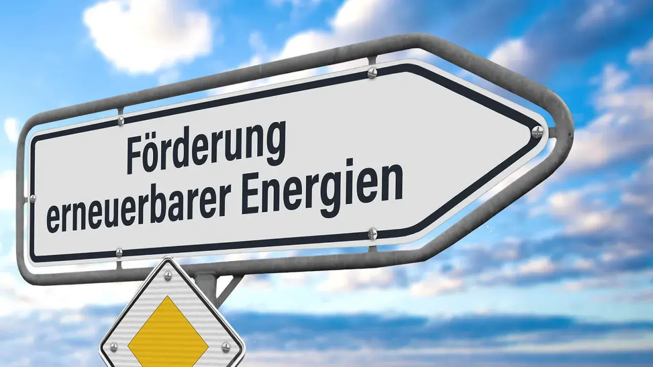 Wegweiser zeigt "Förderung erneuerbarer Energien" in den Himmel.