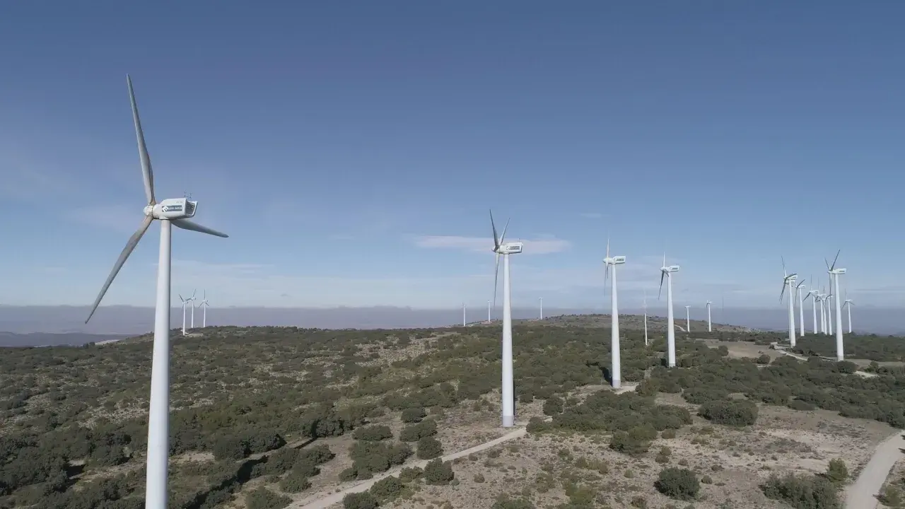 Windpark in Griechenland: Viele Windräder auf einem Hügel, die saubere Energie für Griechenland erzeugen.