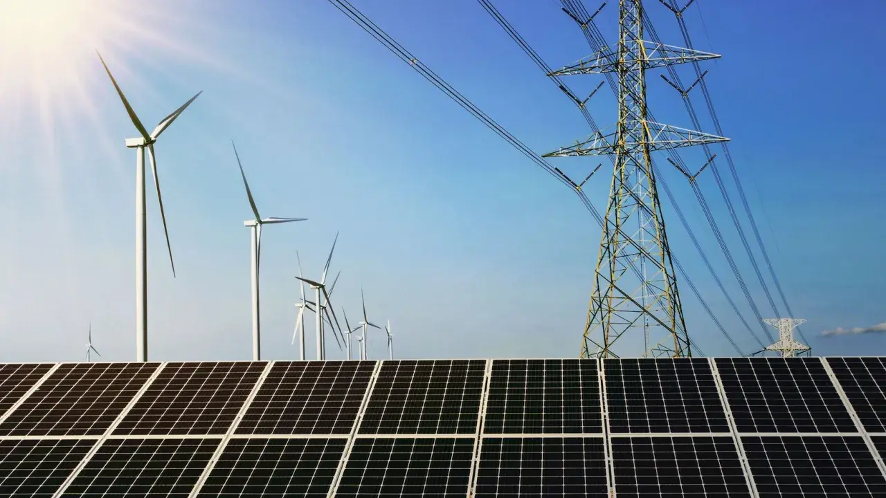 Solarpanels und Windräder, Teil von regenerativen Kraftwerken, unter blauem Himmel mit Strommasten.