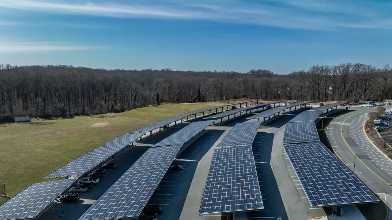 Große Solaranlagen überspannen Parkplätze, ein Vorbild für die Solardachpflicht in Hamburg.