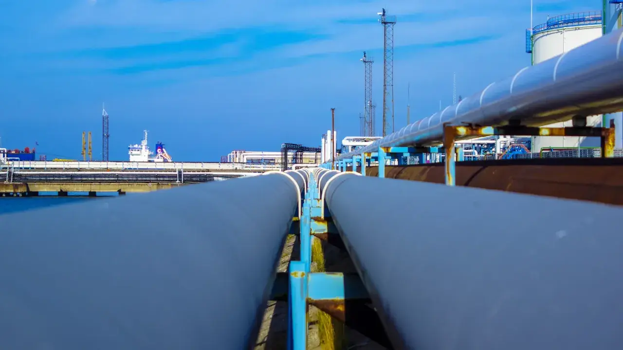 Rohrleitungen in einem Industriehafen, Teil einer **carbon management strategie** zur effizienten Energiegewinnung.