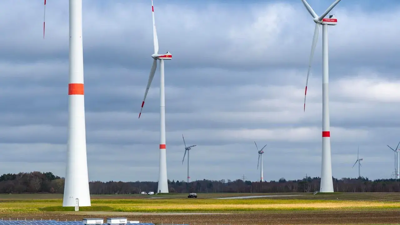 Windräder und Solarpaneele im Feld, ein Zeichen für Klimaschutz in Niedersachsen.