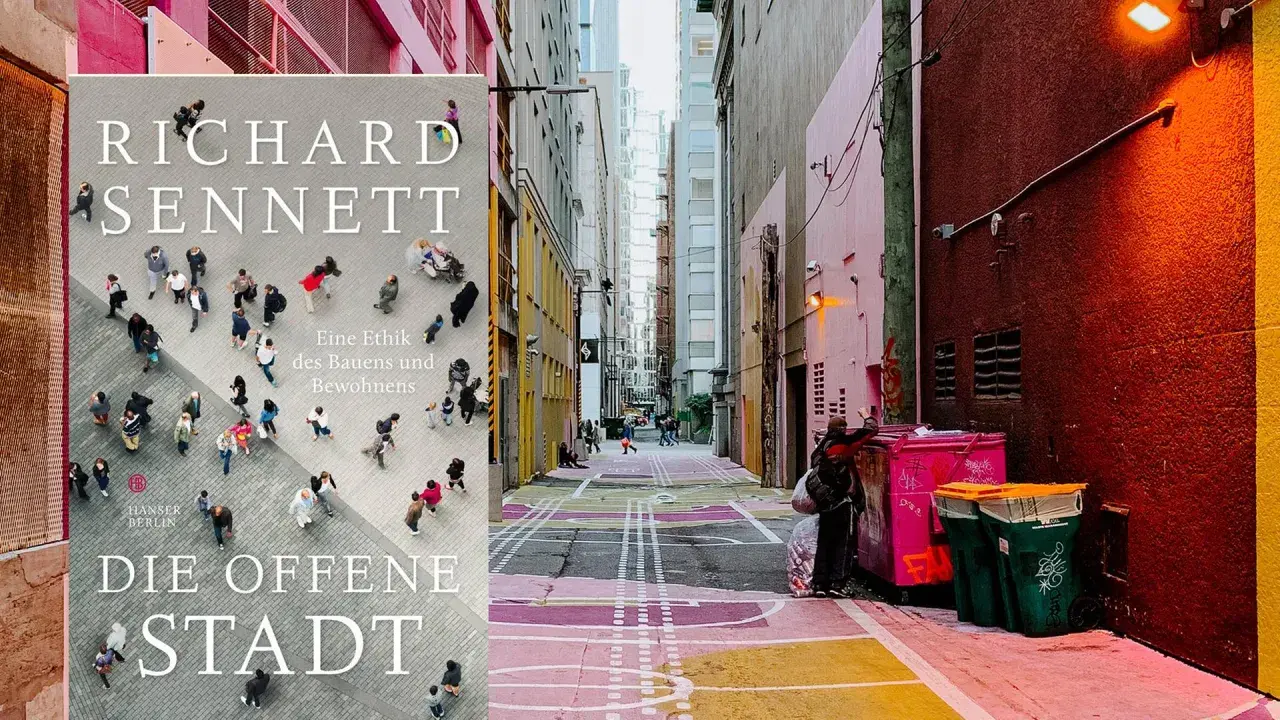 Buchcover "Die offene Stadt" von Richard Sennett neben einer bunten Gasse mit Mülltonnen.