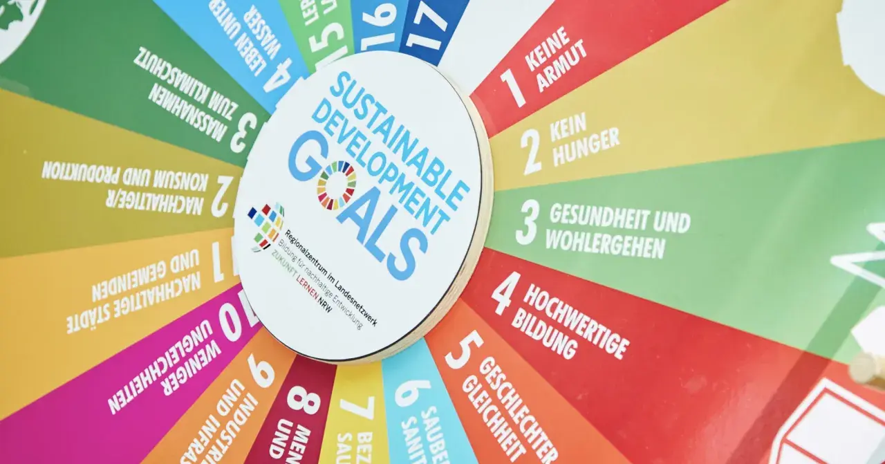 Die "Global Goals" (Nachhaltigkeitsziele) sind ein Kreisdiagramm mit 17 Zielen für eine bessere Welt, wie z.B. kein Hunger und Klimaschutz.