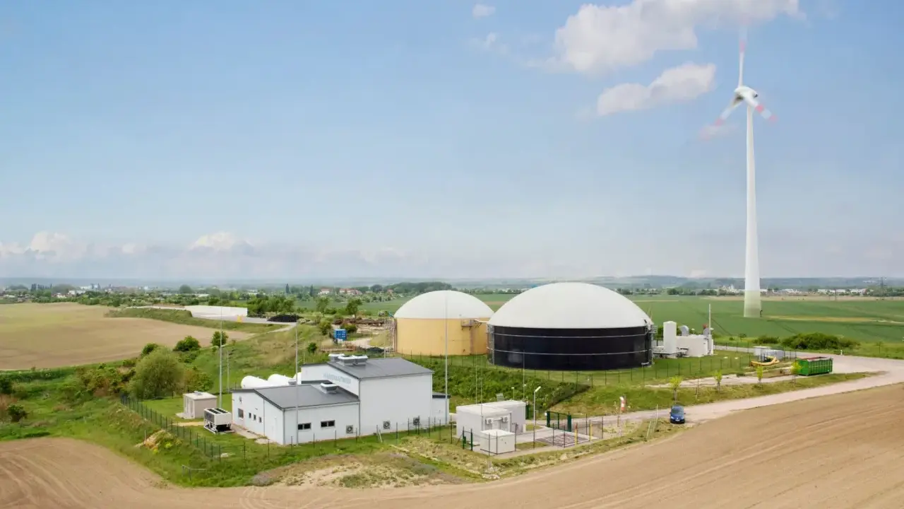 Biogasanlage mit großen Speichern und Windrad. Hier wird Energie erzeugt und für den biogas transportieren vorbereitet.