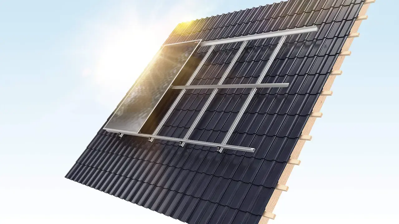 Dachmontage für erneuerbare Energie: Solarmodule werden auf einem Ziegeldach installiert, die Sonne scheint hell.
