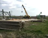 Bau von erneuerbaren Energien in Niedersachsen: Kräne und Stahlkonstruktionen auf Baustelle.