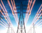 Strommasten mit leuchtenden Leitungen, die eine steigende strompreisentwicklung bis 2035 symbolisieren.
