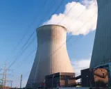 Kühltürme eines Atomkraftwerks, das die Debatte um Atomstrom Subventionen in Deutschland widerspiegelt.