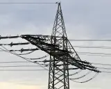 Strommast mit Leitungen, ein Symbol für den Energiemix der Niederlande.