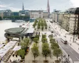 Grüne Alleen säumen eine belebte Straße mit Fußgängern und Bussen, die eine Vision der innenstadt der zukunft darstellen.