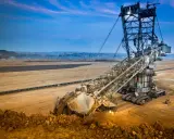 Gigantischer Braunkohletagebau mit einem riesigen Schaufelradbagger. Die CO2-Emissionen pro kWh aus Braunkohle sind hoch.