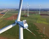 Windräder im Feld, ein Zeichen für saubere Energie. Diese onshore wind Anlagen erzeugen Strom aus Windkraft.