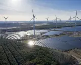 Große Solarfelder und Windräder prägen den Energiepark Lausitz.