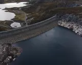 Staudamm in Norwegen, der Wasser speichert. Dies ist wichtig für den Strompreis in Norwegen, da Wasserkraft eine große Rolle spielt.