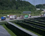 LKW auf Autobahn neben Solaranlage