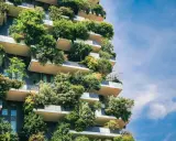 Ein Hochhaus, das wie ein vertikaler Garten aussieht. Bäume und Pflanzen wachsen auf den Balkonen und Fassaden. Ein Beispiel für klimagerechtes Bauen.