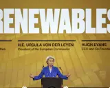 Ursula von der Leyen spricht über erneuerbare Energien. Ein Vergleich der europäischen Initiativen ist im Hintergrund zu sehen.