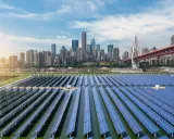 Schwimmende Solaranlage vor einer Skyline, ein Zeichen für Chinas wachsende energieversorgung.