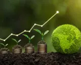 Wachsende Pflanzen auf Münzstapeln, die einen Aufwärtstrend symbolisieren, neben einer grünen Erde. Ein Beitrag zum Klimaschutz, der Wachstum und Hoffnung zeigt.