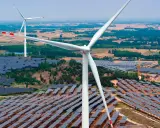 Große Windturbinen und weite Felder von Solarmodulen zeigen Chinas Engagement für erneuerbare Energien.