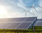 Solar panels und Windräder im Sonnenschein. Das ist, was bedeutet erneuerbare energie: saubere Kraft für unsere Zukunft.