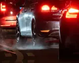 Autos im Stau, rote Rücklichter leuchten. Ein Golf-Modell. Vielleicht ein Vorgeschmack auf das China Verbrenner Verbot?