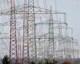 Hohe Strommasten, die Stromleitungen tragen, symbolisieren den Strom-Import und -Export Deutschlands.