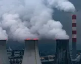 Rauchschwaden steigen aus Kühltürmen und Schornsteinen von Kohlekraftwerken in Polen auf, ein düsteres Bild der Energieerzeugung.