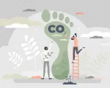 Zwei Menschen arbeiten an einem riesigen CO2-Fußabdruck, um klimaneutral leben zu können.