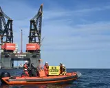 A Greenpeace-Boot protestiert gegen die Gasförderung vor Borkum. Auf dem Boot halten Aktivisten ein Banner mit der Aufschrift "NO NEW GAS!".