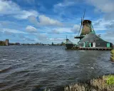 Windmühlen am Wasser in den Niederlanden, wo der Meeresspiegel eine ständige Herausforderung darstellt.