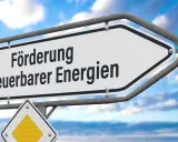 Wegweiser zeigt "Förderung erneuerbarer Energien" in den Himmel.