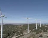 Windpark in Griechenland: Viele Windräder auf einem Hügel, die saubere Energie für Griechenland erzeugen.