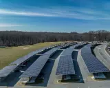 Große Solaranlagen überspannen Parkplätze, ein Vorbild für die Solardachpflicht in Hamburg.