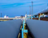 Rohrleitungen in einem Industriehafen, Teil einer **carbon management strategie** zur effizienten Energiegewinnung.