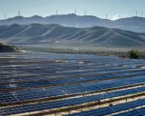 Weite Solarfelder und Windräder auf Hügeln prägen die Landschaft. Ein Zeichen für die fortschreitende energieversorgung spanien.
